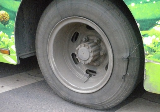 一輛公車(chē)一年換10條輪胎，巡察組追查背后貓膩