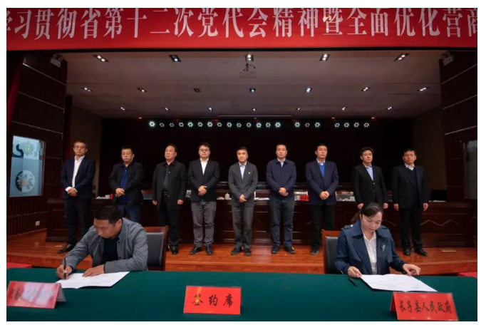 長子縣與各投資方現(xiàn)場集中簽約10個項目，其中包括年產(chǎn)120萬套全鋼卡車、1200萬套半鋼轎車子午線輪胎項目。