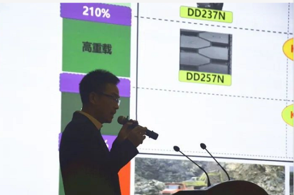 神州輪胎總工程師羅忠林、內(nèi)貿(mào)總監(jiān)秦大偉