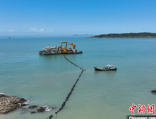 上大陳海纜鋪設(shè)?！「鸺蝺x 攝