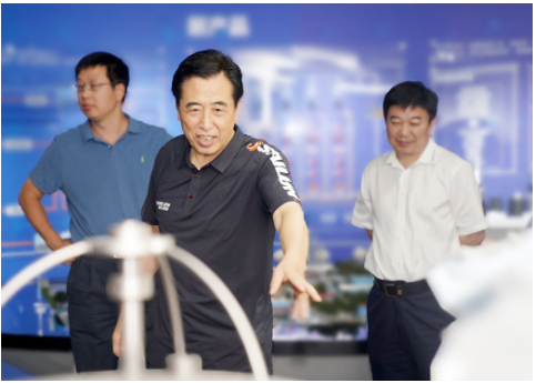 袁仲雪詳細向大家介紹了賽輪集團在產學研融合、產業(yè)鏈協(xié)同、新材料應用、液體黃金輪胎研發(fā)、工業(yè)互聯(lián)網平臺建設、人才引進和培育等方面的情況。