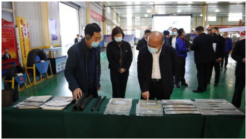 　張建偉一行參觀了公司鋼簾線數(shù)字化車間及智能化檢配中心，現(xiàn)場聽取了關(guān)于智能化改造等相關(guān)情況的匯報，并詳細(xì)詢問企業(yè)所遇到的困難和清潔能源開發(fā)利用情況。