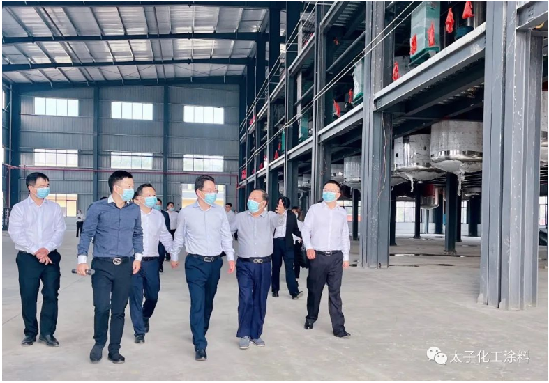 周功表書記主要參觀了太子化工二期工程涂料自動(dòng)化生產(chǎn)線與倉(cāng)儲(chǔ)物流園建設(shè)項(xiàng)目，太子化工董事長(zhǎng)劉運(yùn)群、總經(jīng)理劉駿分別向周功表書記一行詳細(xì)介紹了企業(yè)當(dāng)前的生產(chǎn)經(jīng)營(yíng)情況、公司發(fā)展形勢(shì)、二期項(xiàng)目建設(shè)進(jìn)展，以及新建項(xiàng)目前景及規(guī)劃等情況。