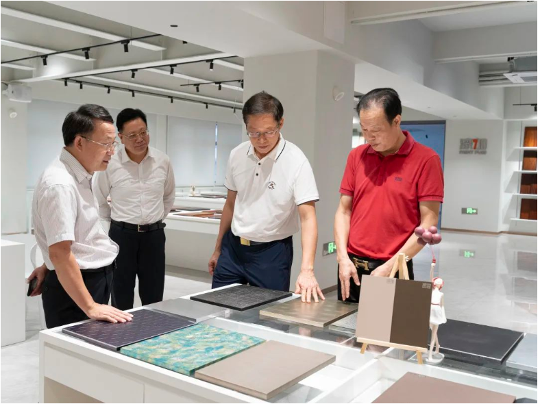 李劍文董事長(zhǎng)對(duì)市政協(xié)莊樹(shù)俊主席一行蒞臨漆加集團(tuán)表示熱烈的歡迎，親自帶領(lǐng)來(lái)賓們參觀漆加創(chuàng)新中心，并為大家詳細(xì)介紹了漆加化工集團(tuán)的發(fā)展歷程，涂料新技術(shù)及服務(wù)解決方案，闡述了漆加集團(tuán)“打造家居產(chǎn)業(yè)應(yīng)用創(chuàng)新服務(wù)平臺(tái)”，賦能家居產(chǎn)業(yè)高質(zhì)量發(fā)展的愿景。  