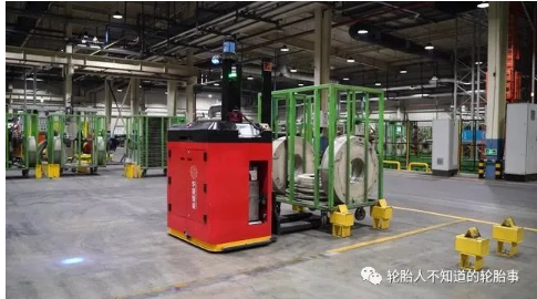 生產(chǎn)車(chē)間內(nèi)，機(jī)器人正負(fù)責(zé)運(yùn)送生產(chǎn)原料，剛下生產(chǎn)線的輪胎在空中“行走”，生產(chǎn)流程實(shí)現(xiàn)全電智能化。