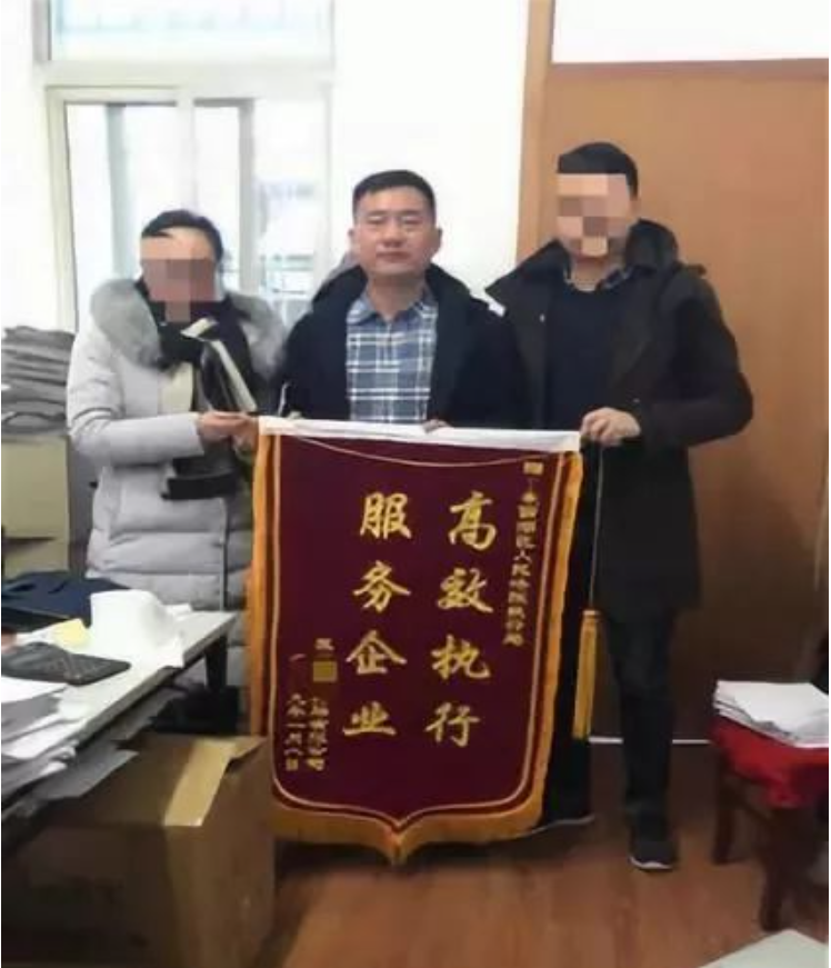 上述被執(zhí)行人拖欠貨款的理由大多是：輪胎不好賣，貨物大量積壓，沒有資金還款