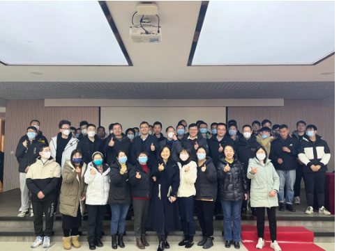 　會(huì)議強(qiáng)調(diào)，各事業(yè)部、各部門要明確目標(biāo)任務(wù)，增強(qiáng)責(zé)任擔(dān)當(dāng);要?jiǎng)?chuàng)新發(fā)展路徑，增強(qiáng)落實(shí)本領(lǐng);要認(rèn)真統(tǒng)籌兼顧，增強(qiáng)全局能力。董事長(zhǎng)號(hào)召：“一定貫徹：價(jià)值創(chuàng)造，價(jià)值評(píng)價(jià)，價(jià)值分配”的原則，全力以赴，打開(kāi)思路，想明白，想清楚，才能干明白，做得到!盯緊目標(biāo)，打開(kāi)思路，確保公司2023年度各項(xiàng)工作圓滿完成?！? width=