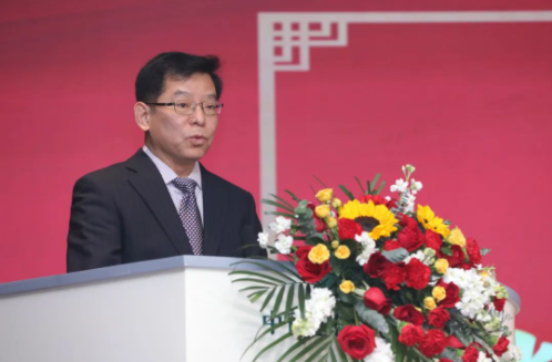 　新當選的理事長李衛(wèi)東在講話中首先對上級黨委的信任、代表的支持表示衷心的感謝，并分享了自己對行業(yè)發(fā)展的一些看法。他表示，輪胎循環(huán)利用行業(yè)既充滿希望、極具發(fā)展?jié)摿?，又充滿挑戰(zhàn)。在今后的工作中，中國輪胎循環(huán)利用協(xié)會將緊緊把握當下黨和國家“推動綠色發(fā)展”的總體戰(zhàn)略目標，按照相關的政策指引，在各有關主管部門的指導下，以“科技化、數(shù)字化、金融化、生態(tài)化、標準化、法制化”為指導：一是強化科技化，使科技創(chuàng)新成為行業(yè)發(fā)展的第一動力;二是運用數(shù)字化，賦能行業(yè)高水平發(fā)展;三是促進金融化，助力做大做強;四是構建生態(tài)化，形成行業(yè)發(fā)展良好支撐體系;五是夯實標準化，使標準成為行業(yè)發(fā)展的堅固保障;六是推動法制化，使行業(yè)在法律法規(guī)保障下良性運行。最終目標是推動行業(yè)實現(xiàn)高質(zhì)量發(fā)展與轉(zhuǎn)型升級，把行業(yè)打造成為科技引領、綠色低碳、數(shù)字支撐、法制健全，為中國式現(xiàn)代化建設作出積極貢獻的行業(yè)。