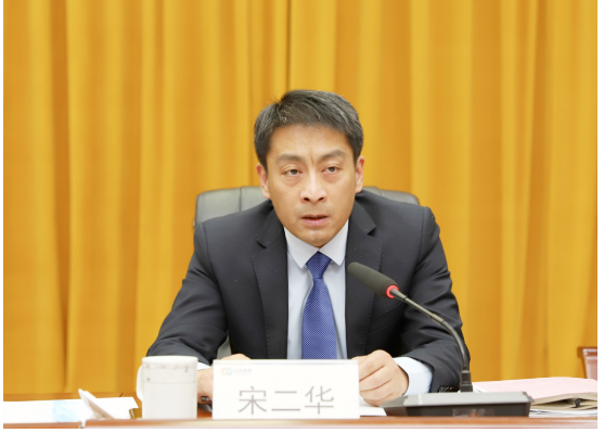 　橡膠公司董事長、總經(jīng)理宋二華在會上指出，2022年，大事、難事、棘手事接踵而至，工作節(jié)奏快、頭緒多，公司上下自信自強守正創(chuàng)新，銳意進取勇毅前行，各項工作穩(wěn)中有序?？傮w概括為：穩(wěn)中有進、趨勢向好。體現(xiàn)在：運行效率日趨穩(wěn)進、戰(zhàn)術(shù)理念愈加精進、重點任務(wù)扎實推進。干事創(chuàng)業(yè)的氛圍、品牌創(chuàng)建的效應(yīng)、成本管控的質(zhì)效持續(xù)向好。