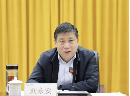 　棗礦集團黨委委員、副總經(jīng)理劉永安出席會議并講話，指出，在過去一年中，橡膠公司認真落實“疫情要防住、經(jīng)濟要穩(wěn)住、發(fā)展要安全”總要求，聚焦“轉(zhuǎn)型突破”主題主線，深入開展守正創(chuàng)新、變革轉(zhuǎn)型、管理提升“三個年”活動，團結(jié)奮進，努力拼搏，真抓實干，呈現(xiàn)出四個方面的特點，實現(xiàn)了平穩(wěn)有序發(fā)展。