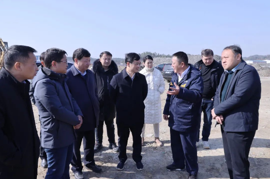 林衛(wèi)春聽取黑貓化工項目建設情況介紹 林衛(wèi)春聽取黑貓化工項目建設情況介紹