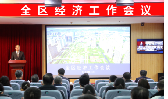 1月29日，在“臨港區(qū)2022年度總結表彰暨2023年工作動員大會”上，三角輪胎威海華茂橡膠科學技術分公司獲授“納稅明星獎”，三角輪胎股份有限公司獲2022年度“對外開放突出貢獻企業(yè)”表彰。
