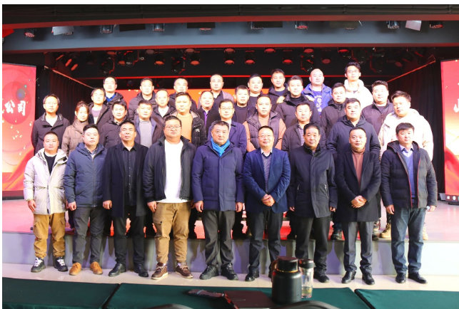 在山東祥通橡塑科技有限公司2023年度銷售工作部署動員會議上，總經(jīng)理張振宇闡述了今年的銷售任務(wù)目標(biāo)：比去年的銷售額翻一番。他強(qiáng)調(diào)，本次會議旨在為新一年的銷售工作定調(diào)子、指方向、鼓干勁。