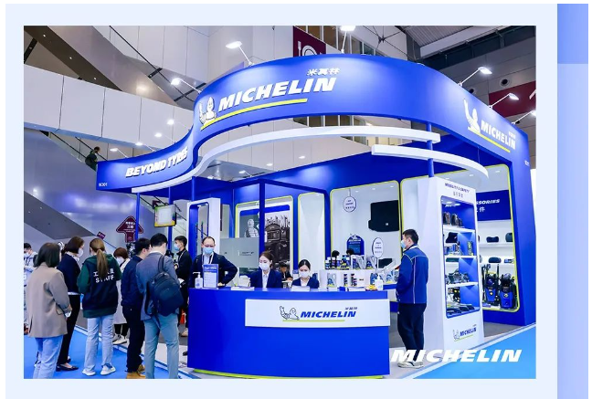 2022年底首發(fā)的米其林手機支架和車載吸塵器也以其獨具匠心的設計和出色的性能表現(xiàn)引起了市場關注。此外，米其林還展示了雨刮、車膜、緊急救援、洗車機、除味劑、生活時尚等超過10個品類的豐富產(chǎn)品。