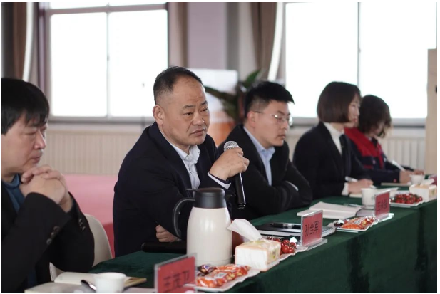 自由討論環(huán)節(jié)，鑫泰電纜生產(chǎn)總監(jiān)王茂衛(wèi)就其公司原材料采購(gòu)?fù)袋c(diǎn)進(jìn)行了詳細(xì)闡述。隨后部分供應(yīng)商代表交流發(fā)言，對(duì)行業(yè)整體發(fā)展形式做出自己的判斷，對(duì)鑫泰電纜提出了很多合理化建議。為感謝部分供應(yīng)商在鑫泰電纜經(jīng)營(yíng)發(fā)展過程中所作出的積極貢獻(xiàn)，會(huì)上表彰了各類優(yōu)秀供應(yīng)商11家。
