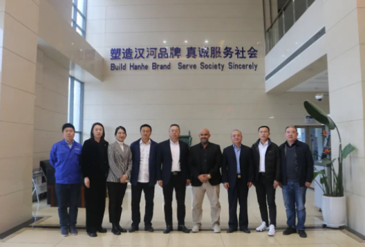 ACWA Power項目公司首席執(zhí)行官Thamer、ACWA Power中國辦事處供應(yīng)鏈主管，中能建國際建設(shè)集團項目代表于近日到訪了漢纜股份有限公司。漢纜股份總經(jīng)理張林軍、副總經(jīng)理朱浩及各部門主要負責(zé)人在公司本部接待到訪一行，并展開座談交流。