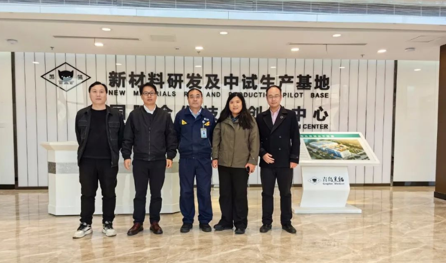 近日，玲瓏輪胎橡膠研究總院副院長郭建平、配方設計部主任李彥果及材料開發(fā)部的相關(guān)專家一行到青島黑貓開展技術(shù)交流。青島黑貓黨支部書記、總經(jīng)理王宏及相關(guān)研發(fā)團隊人員陪同。
