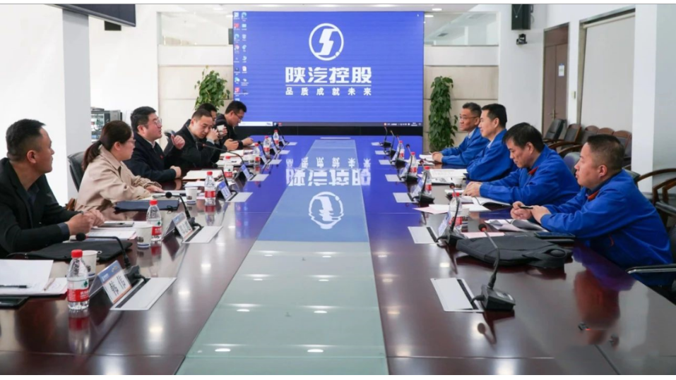 延長橡膠公司總經(jīng)理張航偉一行到陜西汽車控股集團有限公司參觀交流。雙方就全面深化戰(zhàn)略合作事宜進行了座談。