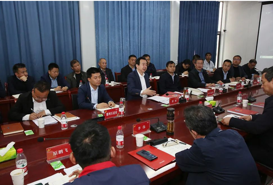 陜西省銅川市市委常委、常務(wù)副市長(zhǎng)黃勇，與山東玲瓏輪胎股份有限公司董事長(zhǎng)、總裁王鋒，進(jìn)行了座談交流。雙方深入交流了玲瓏重點(diǎn)項(xiàng)目推進(jìn)有關(guān)工作。