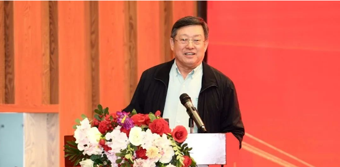王曉方在發(fā)言中表示，每次來到國橡中心，都會被這里蓬勃向上的精神所鼓舞。中心自成立以來，通過不斷創(chuàng)新探索，推動世界橡膠行業(yè)持續(xù)向前。此次中心第四次工作會議，從基礎(chǔ)研究、人才培養(yǎng)到制度管理，都做了全方位的部署，對于指導下一步工作開展具有重要意義。他希望接受聘書的同事要勇于承擔責任，發(fā)揮和繼承中心傳統(tǒng)的奮斗精神。同時，希望大家要有團隊精神，相互配合、相互加持。今天中心取得的成就，就是大家共同努力的成果。