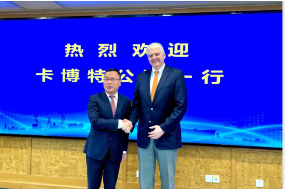 近日卡博特公司執(zhí)行副總裁、功能性補(bǔ)強(qiáng)材料業(yè)務(wù)總裁、數(shù)字化運(yùn)營總裁兼美洲地區(qū)總裁霍博特先生(Bart Kalkstein)一行訪問了閔行區(qū)委陳宇劍書記等有關(guān)領(lǐng)導(dǎo)。在會(huì)晤中，雙方領(lǐng)導(dǎo)互相表示了合作和支持的意愿。