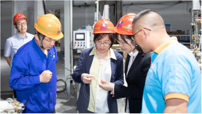 刁青麗在座談會上介紹了中天淮安公司鎮(zhèn)江工廠的生產(chǎn)經(jīng)營情況，并詳細匯報了中天淮安項目未來的銷售布局和人才戰(zhàn)略規(guī)劃。她表示，中天淮安項目將繼續(xù)堅持"人才強基，科技強企"的發(fā)展戰(zhàn)略，積極與各大產(chǎn)學研平臺對接，為項目的后續(xù)發(fā)展提供動力。
