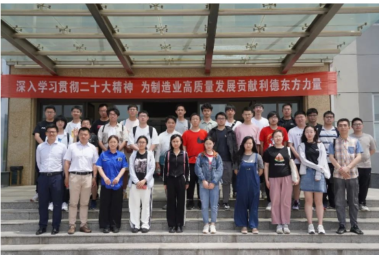 師生們在參觀過程中對利德東方展示的智能工廠建設(shè)成果贊嘆不已。南京大學(xué)化學(xué)化工學(xué)院人力資源總監(jiān)徐霞表示，通過這次參觀，希望能夠加深師生們對利德東方及高分子專業(yè)的理解，并為自己的學(xué)習(xí)計劃明確方向。