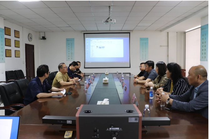 隨后，一行人到達(dá)耐斯特炭黑公司，在辦公樓三樓會議室組織了交流會。會上，他們詳細(xì)了解了耐斯特炭黑公司自2009年以來取得的成績和科研成果，并實(shí)地查看了炭黑生產(chǎn)工藝流程和現(xiàn)場管理工作等。據(jù)炭黑產(chǎn)業(yè)網(wǎng)了解，這次考察旨在為未來的合作框架鋪墊基礎(chǔ)。