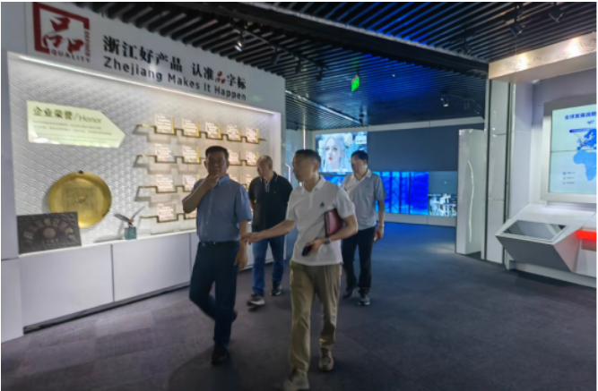 期間，李會長一行走訪了多家企業(yè)，包括中策橡膠集團(tuán)股份有限公司、浙江天鐵實業(yè)股份有限公司、臺州鴻裕橡膠制造有限公司、臺州華振軌道科技有限公司、三門陸王橡膠有限公司、三門容宇橡塑科技有限公司、臺州中宏廢橡膠綜合利用有限公司、臺州至遠(yuǎn)鞋材有限公司和浙江榮陽實業(yè)有限公司等，對輪胎制造、橡膠制品和橡塑鞋材等行業(yè)進(jìn)行深入了解。