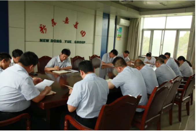 近日，新東岳集團(tuán)召開5月份高效運(yùn)營(yíng)工作推進(jìn)會(huì)。會(huì)議由企管部副經(jīng)理鄭文胸主持，旨在通過統(tǒng)一思想認(rèn)識(shí)，激發(fā)管理干部的干事創(chuàng)業(yè)新活力，助力企業(yè)實(shí)現(xiàn)高效運(yùn)營(yíng)。