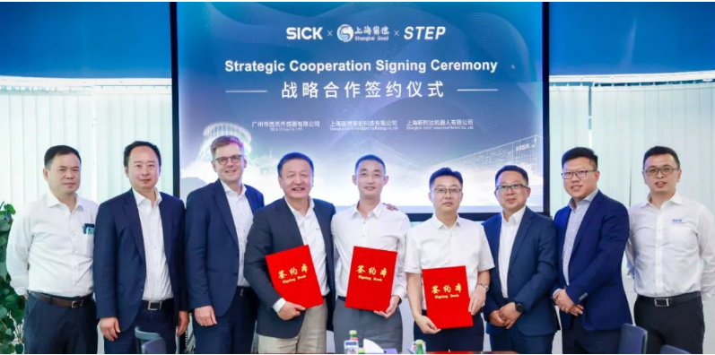 近日，新時達(dá)與國際知名傳感器品牌——德國SICK、輪胎激光刻字開創(chuàng)者——崮德智能在上海簽訂戰(zhàn)略合作協(xié)議，，旨在推動橡膠輪胎行業(yè)的智能制造。