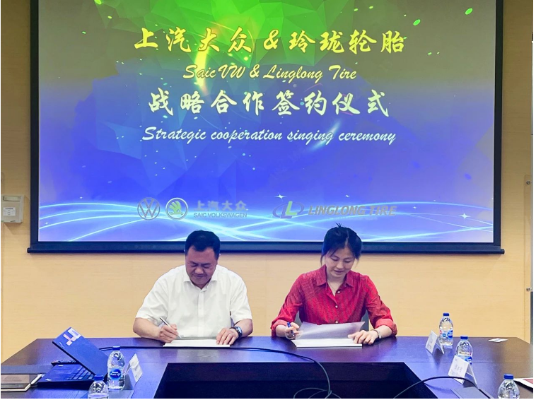 玲瓏輪胎與上汽大眾舉行了戰(zhàn)略簽約儀式。上汽大眾的高層采購團隊與山東玲瓏輪胎股份有限公司的董事長兼總裁王鋒、副總裁馮寶春及其團隊一同出席了這一重要的簽約儀式。