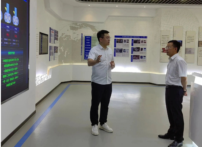 瑞安市委書記李堅對浙江中瑞橡膠高分子材料股份有限公司進行了調(diào)研指導(dǎo)工作。李堅一行受到了公司董事長王建森、副總經(jīng)理王一昊以及黃偉良的熱情接待。隨行的還有瑞安市委常委、副市長林政洪以及市委辦公室、市經(jīng)信局、市統(tǒng)計局、瑞安經(jīng)開區(qū)和南濱街道等主要領(lǐng)導(dǎo)。
