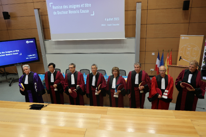 華南理工大學(xué)校長、北京化工大學(xué)先進彈性體材料研究中心學(xué)術(shù)帶頭人張立群院士榮獲法國洛林大學(xué)頒發(fā)的榮譽博士學(xué)位。該榮譽是對張立群院士在橡膠材料科學(xué)與工程領(lǐng)域杰出貢獻的高度認(rèn)可，也是他促進中法高校合作取得的顯著成果的體現(xiàn)。