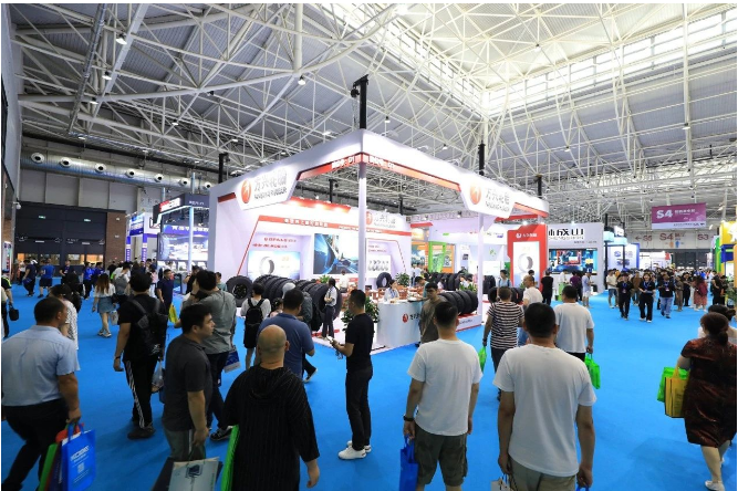 展覽會(huì)現(xiàn)場(chǎng)，各企業(yè)展示了橡膠技術(shù)產(chǎn)業(yè)創(chuàng)新成果、橡膠機(jī)械與檢測(cè)設(shè)備、橡膠原材料、非輪胎橡膠制品、橡膠化學(xué)品等領(lǐng)域的新產(chǎn)品和新裝備，吸引了海內(nèi)外觀眾共計(jì)106564人次，采購(gòu)團(tuán)85家，創(chuàng)下歷史新高。