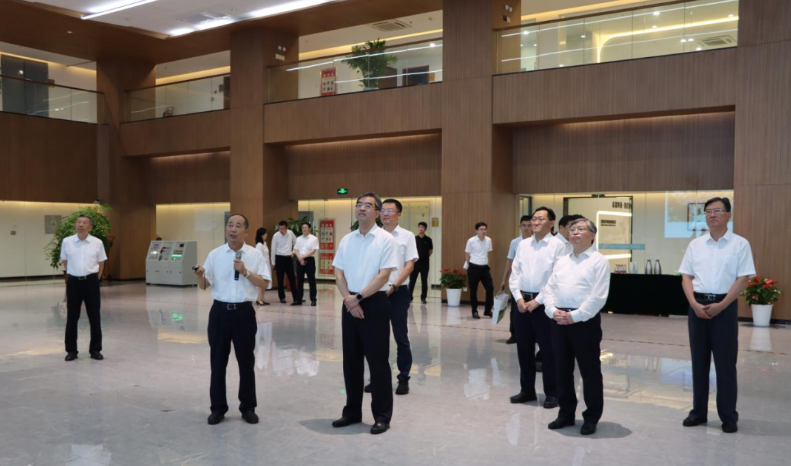 山東省委常委、省政府副省長曾贊榮率領(lǐng)代表團(tuán)蒞臨金能化學(xué)進(jìn)行參觀考察。