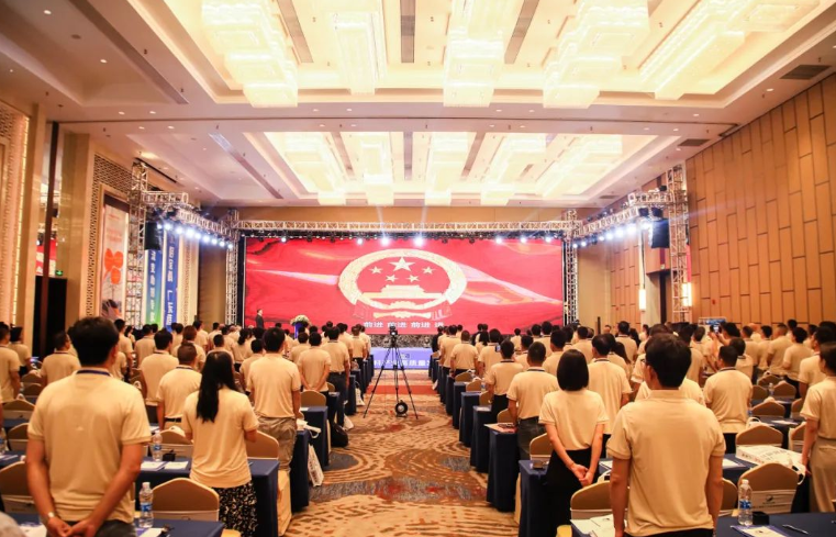 以“守正創(chuàng)新 提質(zhì)增效”為主題的2023廣東涂料產(chǎn)業(yè)高質(zhì)量發(fā)展大會(huì)暨廣東省涂料行業(yè)協(xié)會(huì)第九屆第三次會(huì)員代表大會(huì)在江門鶴山福朋喜來(lái)登酒店盛大舉行。來(lái)自廣東省工業(yè)與信息化廳材料處、應(yīng)急管理廳?；幰约巴苛闲袠I(yè)協(xié)會(huì)等領(lǐng)導(dǎo)，以及行業(yè)各理事單位、會(huì)員單位、涂料行業(yè)媒體代表等近500人參加此次盛會(huì)，共同探討廣東涂料產(chǎn)業(yè)的高質(zhì)量發(fā)展之路。