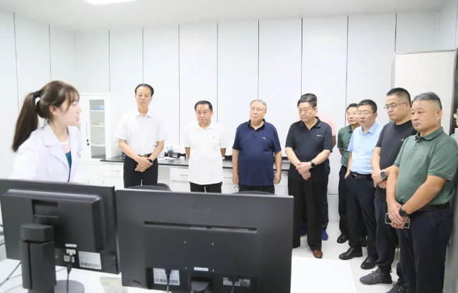 山東省道路運輸協(xié)會會長孫慶民攜帶代表團一行訪問賽輪集團。賽輪集團總裁謝小紅親自接待了這位重要的客人，并帶領他們參觀了集團總部。