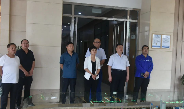 河津市政協(xié)副主席呂平率調(diào)研團(tuán)隊(duì)一行于8月11日上午到西安侖化工有限公司調(diào)研。參與此次調(diào)研的還有僧樓鎮(zhèn)黨委書(shū)記劉曉霞、安侖化工生產(chǎn)副總孟慶鐸等。
