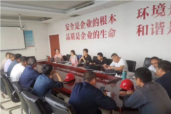 邯鄲黑貓公司特聘安全生產(chǎn)專家團隊前往公司，為其安全生產(chǎn)工作提供指導(dǎo)和幫扶。經(jīng)過對現(xiàn)場生產(chǎn)車間的深入排查，公司在專家團隊的建議下，積極整改問題，進(jìn)一步加強了安全管理和風(fēng)險防控措施，以確保員工的安全和生產(chǎn)環(huán)境的穩(wěn)定。