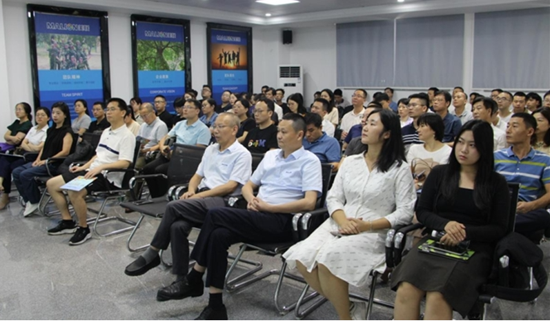 廣東省工業(yè)和信息化廳主辦、中山大學(xué)承辦的2023年廣東省創(chuàng)新能力建設(shè)專題研修班來到廣東美聯(lián)新材料股份有限公司總部考察。本次活動旨在促進企業(yè)間的交流與合作。