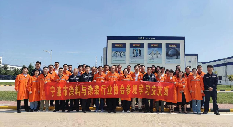 寧波涂協(xié)考察團蒞臨了中遠佐敦船舶涂料(青島)有限公司，公司總監(jiān)徐繼偉熱情歡迎了考察團。在座談交流中，徐繼偉總監(jiān)介紹了公司的歷史和企業(yè)精神，以及企業(yè)管理、制度文化建設、物流管理、公益慈善、社會責任等方面的情況。汪立波會長和吳曉明秘書長向徐繼偉總監(jiān)一行的熱烈歡迎表示衷心感謝，佐敦集團作為制漆領域的全球卓越品牌，將成為他們學習和借鑒的方向。