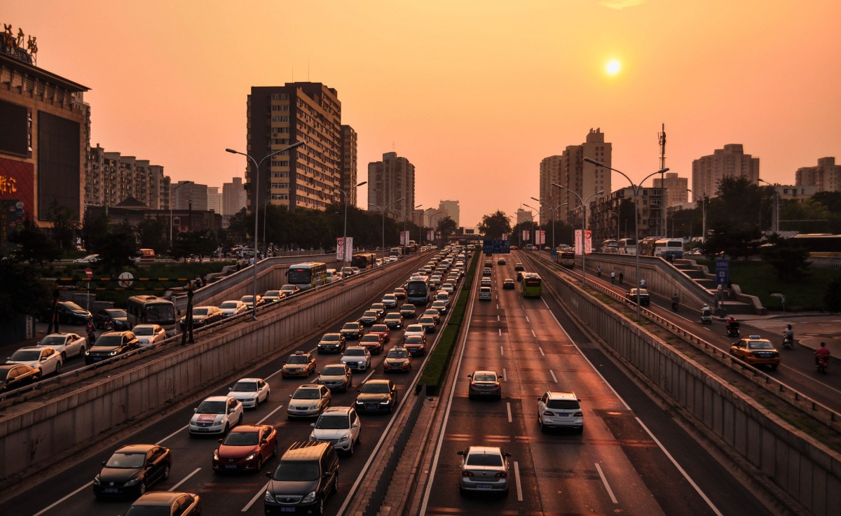 為了刺激汽車市場(chǎng)發(fā)展，自2023年6月起，中國(guó)中央政府出臺(tái)了一系列政策，旨在促進(jìn)消費(fèi)和釋放內(nèi)需。這包括了2023年新能源汽車下鄉(xiāng)活動(dòng)的啟動(dòng)，以及延長(zhǎng)現(xiàn)行新能源汽車購(gòu)置稅減免政策至2027年底的消息。此外，國(guó)務(wù)院辦公廳于7月28日轉(zhuǎn)發(fā)了國(guó)家發(fā)改委的關(guān)于恢復(fù)和擴(kuò)大消費(fèi)的措施，進(jìn)一步提振了市場(chǎng)信心。