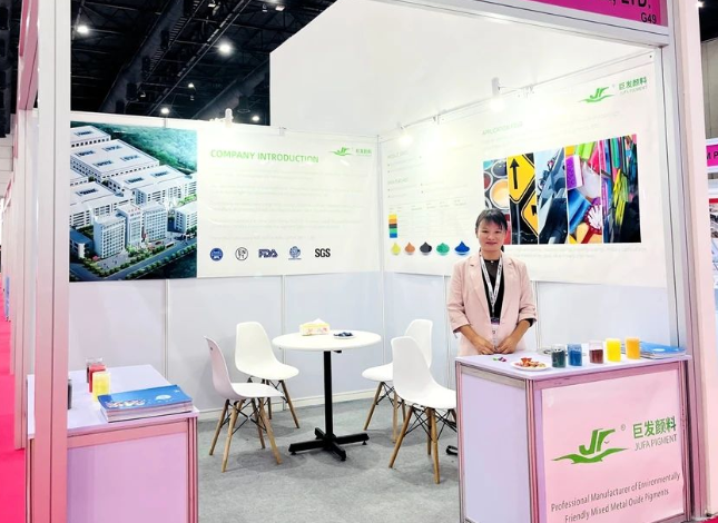 湖南巨發(fā)科技有限公司在泰國曼谷舉辦的2023亞太涂料展覽會(huì)(ASIA PACIFIC COATINGS SHOW)上亮相，展現(xiàn)了其領(lǐng)先的高性能環(huán)?；煜囝伭?。這一盛會(huì)吸引了來自東南亞及周邊地區(qū)的專業(yè)觀眾，湖南巨發(fā)作為中國環(huán)保無機(jī)顏料行業(yè)的代表企業(yè)，吸引了眾多外國客戶的關(guān)注和咨詢，為未來深度合作奠定了堅(jiān)實(shí)基礎(chǔ)。