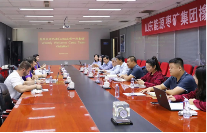 接下來(lái)，雙方就深化合作的相關(guān)事宜進(jìn)行了深入交流與討論。  宋二華表示，豐源輪胎公司將盡最大努力為Cantu公司提供更高品質(zhì)的產(chǎn)品和更優(yōu)質(zhì)的服務(wù)。他希望這次交流成為雙方進(jìn)一步加強(qiáng)合作與發(fā)展的契機(jī)，實(shí)現(xiàn)互利共贏。