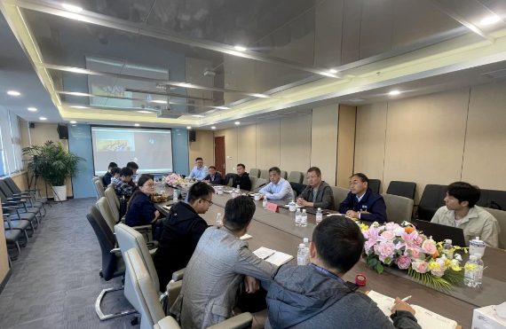 黑貓股份黨委副書記兼董事長(zhǎng)魏明出席了青島黑貓研究院新產(chǎn)品推廣協(xié)調(diào)會(huì)。會(huì)議還邀請(qǐng)了黑貓股份副總經(jīng)理?xiàng)盍?、黑貓股份炭黑事業(yè)部負(fù)責(zé)人戚倫輝、青島黑貓負(fù)責(zé)人王宏，以及黑貓股份旗下各基地相關(guān)部門負(fù)責(zé)人出席。