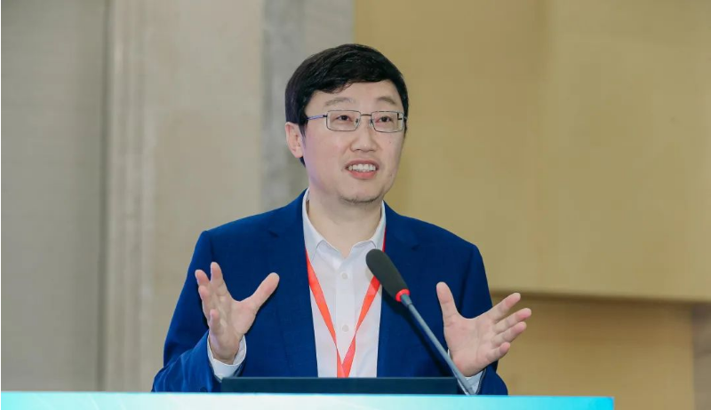 專家委員會會議由協(xié)會秘書長李迎主持，專家委員會主任張立群院士對協(xié)會專家委員會的工作結(jié)構(gòu)和專家力量的協(xié)同作用給予高度評價，同時提出了關(guān)于產(chǎn)學(xué)研用深度融合以及合成橡膠行業(yè)高質(zhì)量發(fā)展方向的建議。