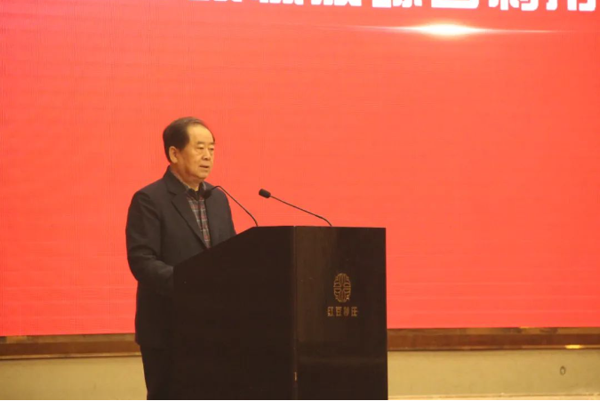  中橡協(xié)廢橡膠綜合利用分會(huì)理事長(zhǎng)呂務(wù)民在開(kāi)場(chǎng)致辭中，基于廢橡膠綜合利用行業(yè)現(xiàn)狀，以“加快轉(zhuǎn)型升級(jí)實(shí)踐高質(zhì)量發(fā)展”為主題，提出了化解原材料壓力、樹(shù)立品牌意識(shí)、加快綠色轉(zhuǎn)型、加強(qiáng)溝通穩(wěn)定市場(chǎng)等方面的建議。